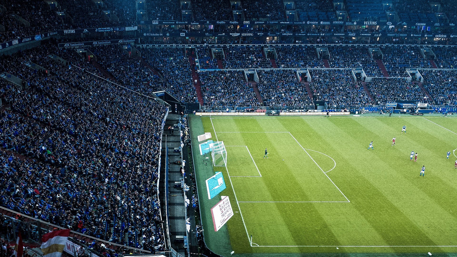 迈凯伦轻取阿斯顿马丁，佩雷兹高光表现引爆赛场